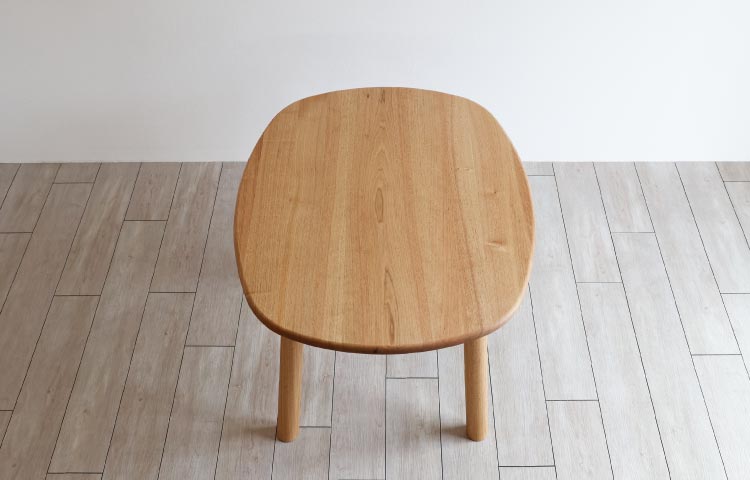 コンパクトな楕円形天板のテーブル[D-152]：木の家具専門店［木蔵］