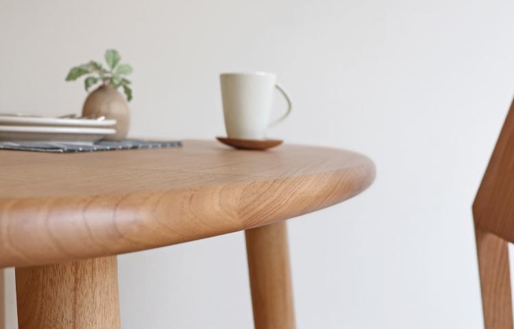 コンパクトな楕円形天板のテーブル[D-152]：木の家具専門店［木蔵］