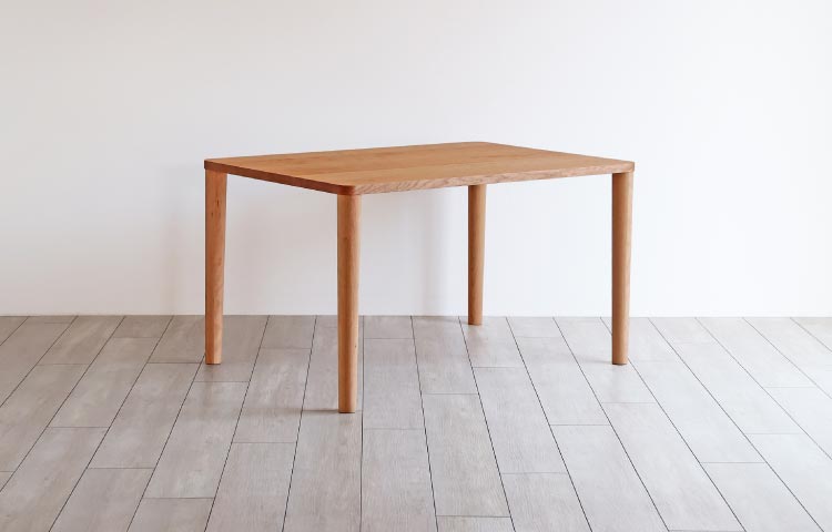 暮らしに寄り添う、こぶりな丸脚ダイニングテーブル[D-153]：木の家具