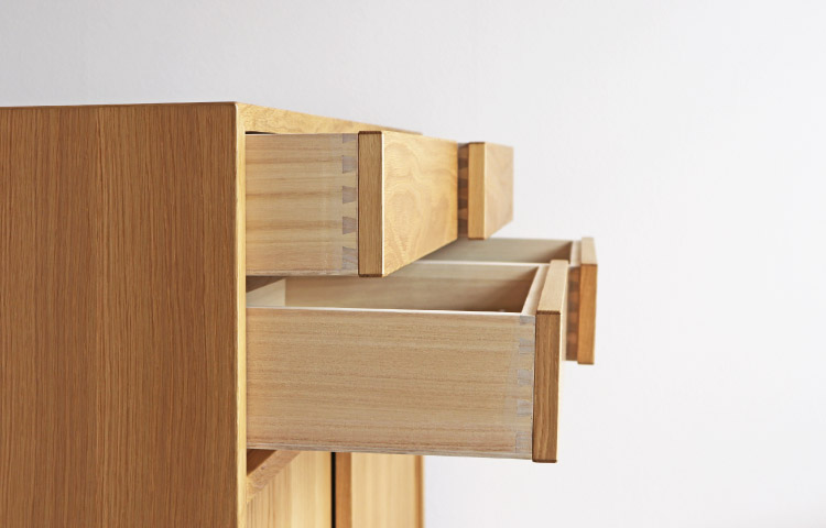 国内でつくりあげるシンプルなキャビネット。お好みの収納デザイン、木