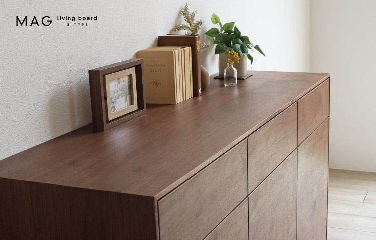 洗練されたデザインと機能的な収納が魅力のリビングボード B