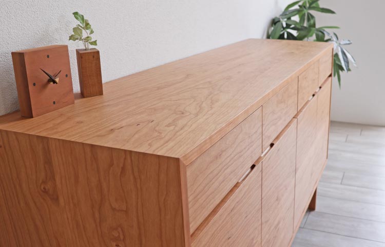 幅160cmでたっぷりと収納できる上質な国産リビングボード。オーク